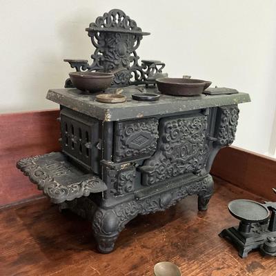 L833 Antique Childs / Doll Cast Iron Stove with Scales
