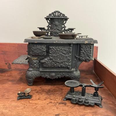 L833 Antique Childs / Doll Cast Iron Stove with Scales