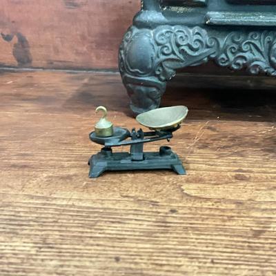 L833 Antique Childs / Doll Cast Iron Stove with Scales