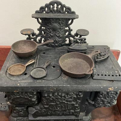 L833 Antique Childs / Doll Cast Iron Stove with Scales