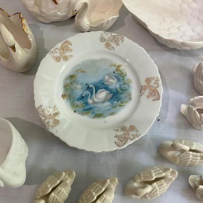 L834 Large Lot of Porcelain Swans and Pair by Fitz and Floyd