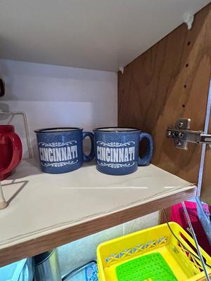 AN ASSORTMENT OF DRINKING VESSELS AND STONEWARE BOWLS