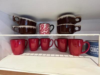 AN ASSORTMENT OF DRINKING VESSELS AND STONEWARE BOWLS