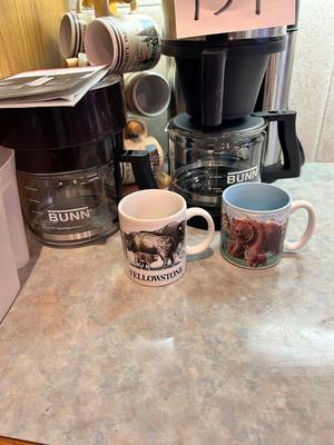 BUNN COFFEE MAKER WITH EXTRA POT AND BASKET, ROCKY MTN NAT’L PARK MUGS ON STAND AND MORE