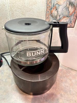 BUNN COFFEE MAKER WITH EXTRA POT AND BASKET, ROCKY MTN NAT’L PARK MUGS ON STAND AND MORE