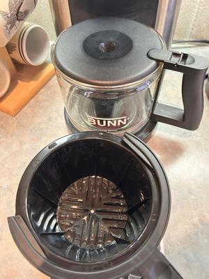 BUNN COFFEE MAKER WITH EXTRA POT AND BASKET, ROCKY MTN NAT’L PARK MUGS ON STAND AND MORE