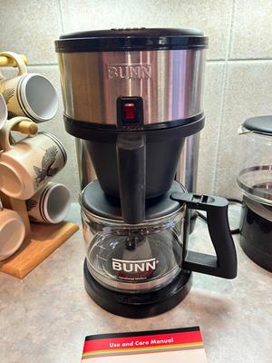 BUNN COFFEE MAKER WITH EXTRA POT AND BASKET, ROCKY MTN NAT’L PARK MUGS ON STAND AND MORE