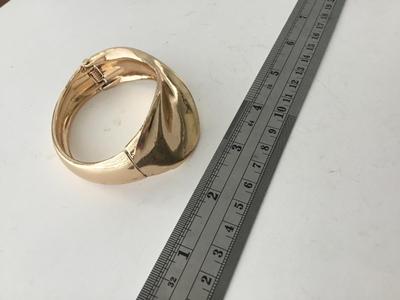Gold tone fashion bracelet