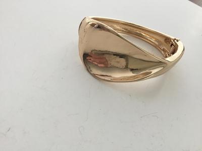 Gold tone fashion bracelet