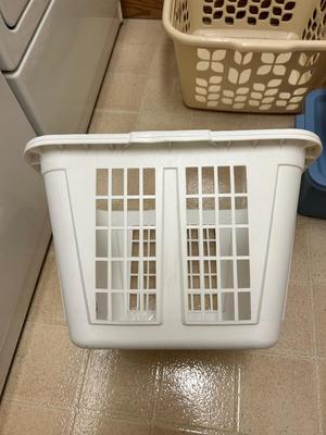 LAUNDRY BASKETS, STEP STOOL, OVER THE DOOR TOWEL RACK AND SMALL TRASH CANS