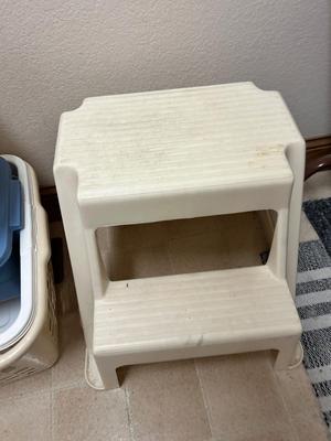 LAUNDRY BASKETS, STEP STOOL, OVER THE DOOR TOWEL RACK AND SMALL TRASH CANS