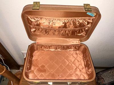 VINTAGE TAN COLORED STARLINER SUITCASE AND DOCTORS BAG