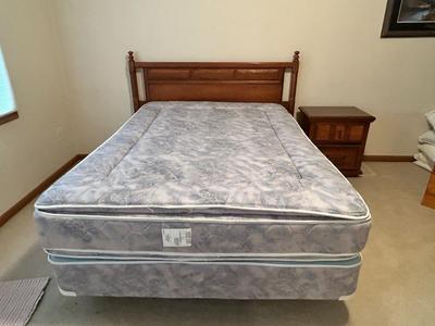 BASSETT FULL SIZE BED AND MATCHING NIGHT TABLE