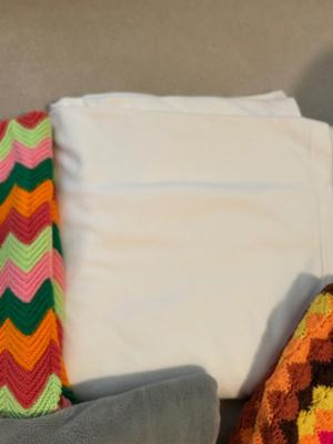 2 SUPER. SOFT BLANKETS AND AFGHANS