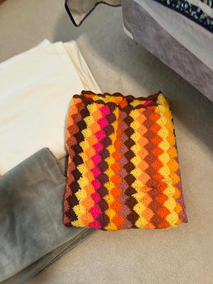 2 SUPER. SOFT BLANKETS AND AFGHANS