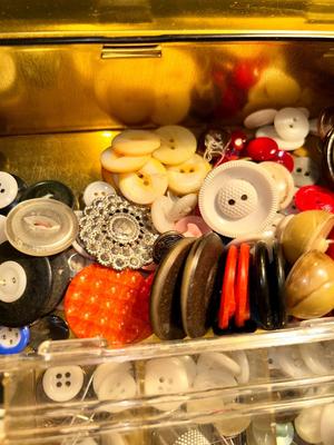 VINTAGE BUTTON, THIMBLES AND SCISSORS