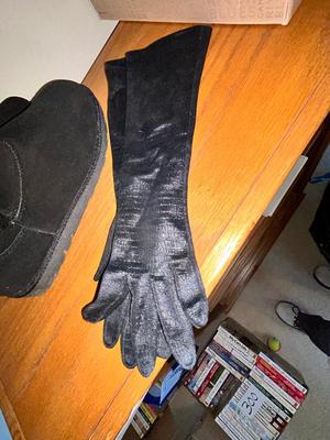 CANYON RIVER BLUES BUCKLE BOOTS AND LADIES SMALL BLACK ARM GLOVES