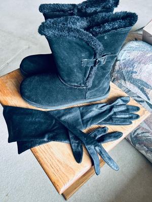 CANYON RIVER BLUES BUCKLE BOOTS AND LADIES SMALL BLACK ARM GLOVES