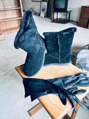 CANYON RIVER BLUES BUCKLE BOOTS AND LADIES SMALL BLACK ARM GLOVES