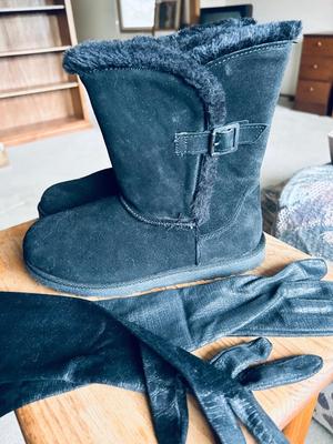 CANYON RIVER BLUES BUCKLE BOOTS AND LADIES SMALL BLACK ARM GLOVES