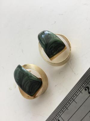 Gold tone vintage beautiful unique earrings