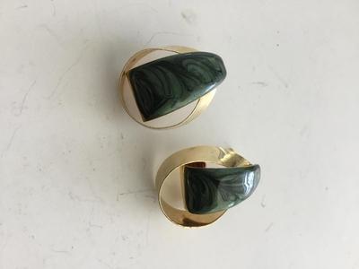 Gold tone vintage beautiful unique earrings