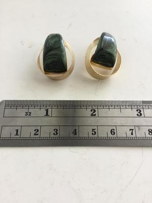 Gold tone vintage beautiful unique earrings