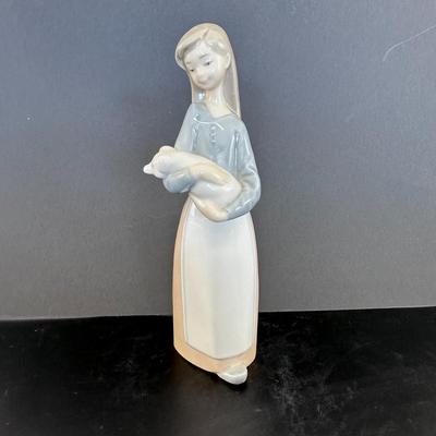 Lladro figurine 1011 "Little Girl with Pig"
