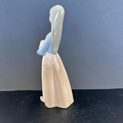 Lladro figurine 1011 "Little Girl with Pig"