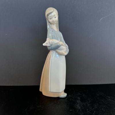Lladro figurine 1011 "Little Girl with Pig"