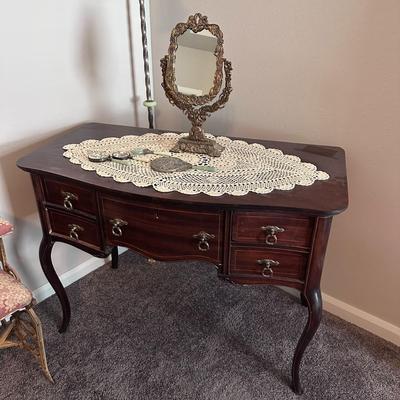 Beautiful Antique Oak Vanity with 5 drawers