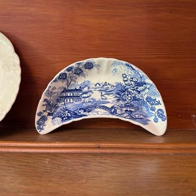 Lot of 7: blue/white english dishes