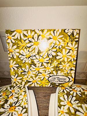 VINTAGE DASIES BY THERMO-SERVE 2qt INSULATED SERVING DISHES AND RUBBERMAID CONTAINER