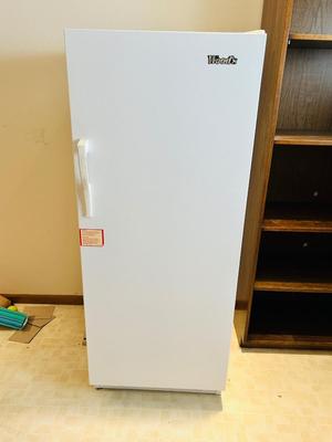 WOODS MID SIZE UPRIGHT FREEZER