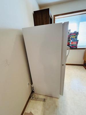 WOODS MID SIZE UPRIGHT FREEZER