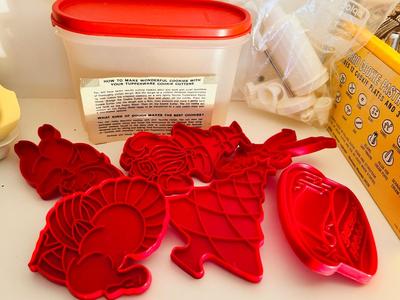 LIKE NEW COOKIE PASTRY PRESS, TUPPERWARE AND OTHER COOKIE CUTTERS