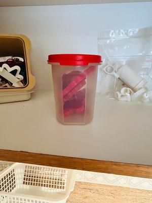 LIKE NEW COOKIE PASTRY PRESS, TUPPERWARE AND OTHER COOKIE CUTTERS