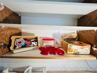 LIKE NEW COOKIE PASTRY PRESS, TUPPERWARE AND OTHER COOKIE CUTTERS