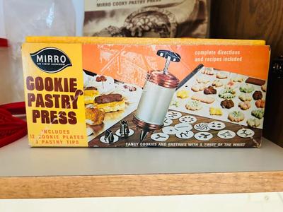 LIKE NEW COOKIE PASTRY PRESS, TUPPERWARE AND OTHER COOKIE CUTTERS