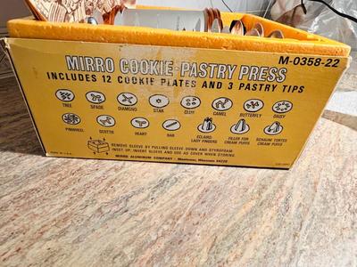 LIKE NEW COOKIE PASTRY PRESS, TUPPERWARE AND OTHER COOKIE CUTTERS
