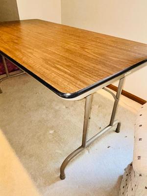 5 FOOT KRUEGER FOLDING TABLE