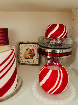 NOEL PORCELLE CHRISTMAS DISHES & AN ASSORTMENT OF CHRISTMAS KITCHEN ITEMS AND DECOR