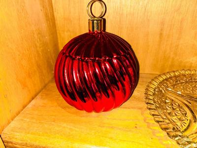 NOEL PORCELLE CHRISTMAS DISHES & AN ASSORTMENT OF CHRISTMAS KITCHEN ITEMS AND DECOR