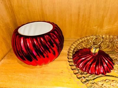 NOEL PORCELLE CHRISTMAS DISHES & AN ASSORTMENT OF CHRISTMAS KITCHEN ITEMS AND DECOR