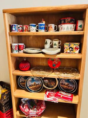 NOEL PORCELLE CHRISTMAS DISHES & AN ASSORTMENT OF CHRISTMAS KITCHEN ITEMS AND DECOR