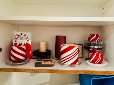 NOEL PORCELLE CHRISTMAS DISHES & AN ASSORTMENT OF CHRISTMAS KITCHEN ITEMS AND DECOR