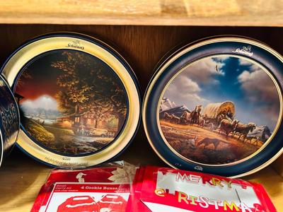 NOEL PORCELLE CHRISTMAS DISHES & AN ASSORTMENT OF CHRISTMAS KITCHEN ITEMS AND DECOR