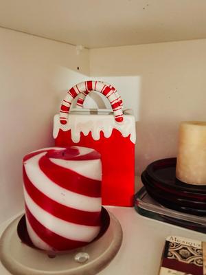 NOEL PORCELLE CHRISTMAS DISHES & AN ASSORTMENT OF CHRISTMAS KITCHEN ITEMS AND DECOR
