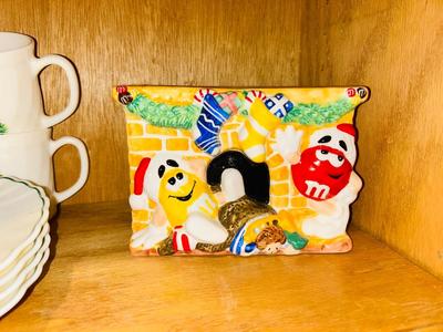 NOEL PORCELLE CHRISTMAS DISHES & AN ASSORTMENT OF CHRISTMAS KITCHEN ITEMS AND DECOR