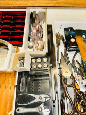 MISC KITCHEN DRAWER ITEMS